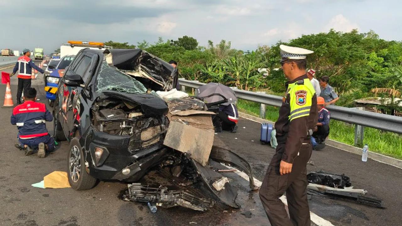 Satlantas Probolinggo Kota melakukan penanganan dan olah TKP usai kecelakaan di Tol Paspro pada Sabtu (23/5/2026)