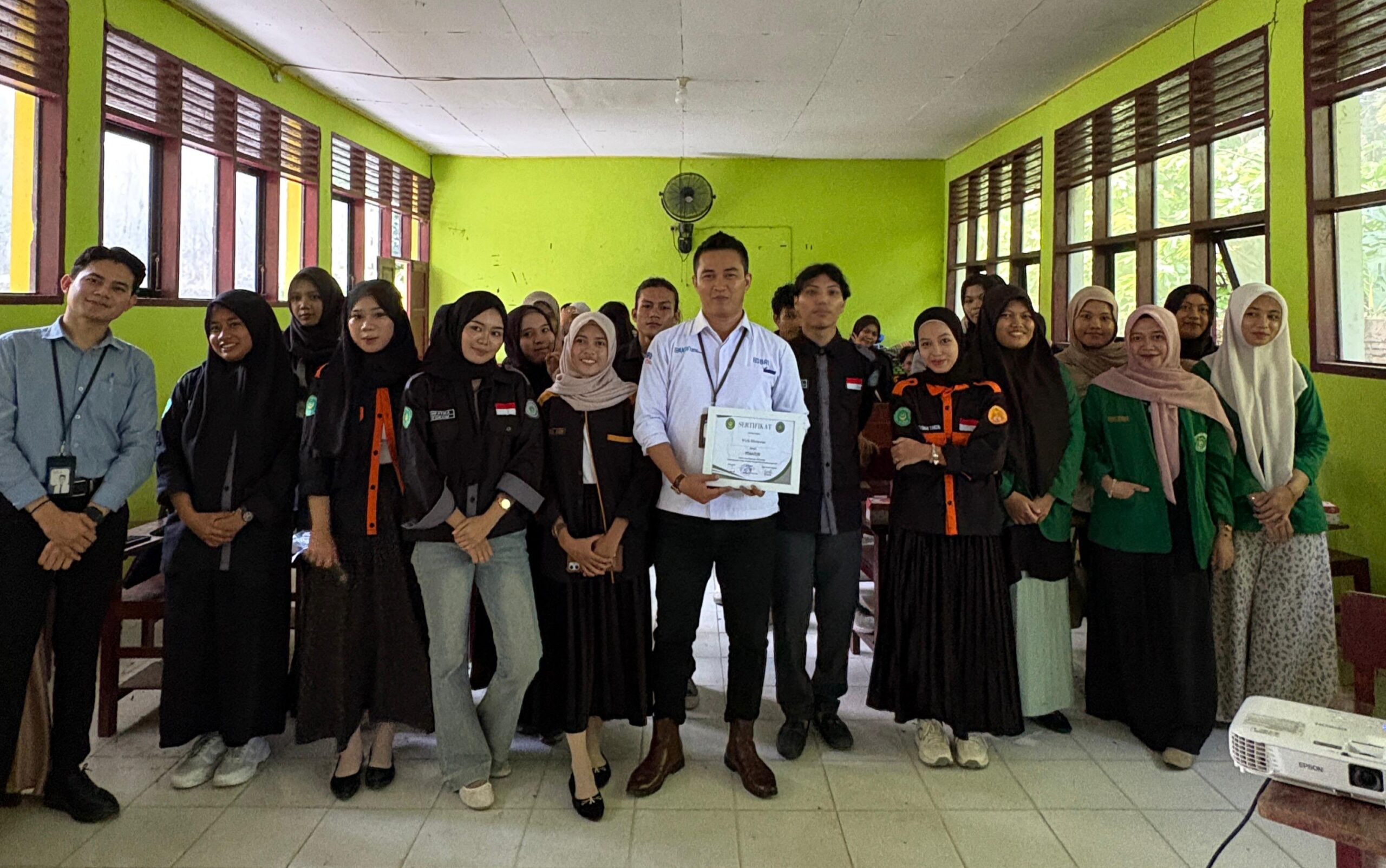 Peserta seminar literasi keuangan dan investasi HMP Ekonomi berfoto bersama narasumber di ruang kelas Institut Cokroaminoto Pinrang.