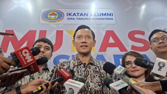 Agus Harimurti Yudhoyono memberikan keterangan kepada awak media terkait pemadaman listrik massal yang melanda sejumlah wilayah di Sumatera.