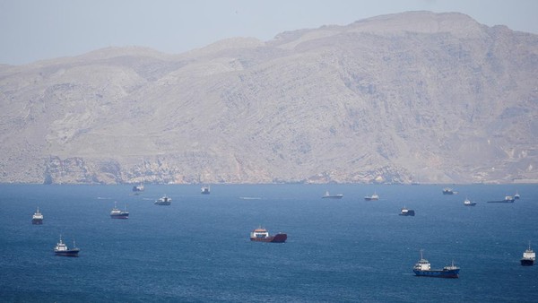 Puluhan kapal terlihat melintas dan berlabuh di kawasan Selat Hormuz yang menjadi jalur strategis perdagangan minyak dunia di tengah meningkatnya ketegangan Timur Tengah.