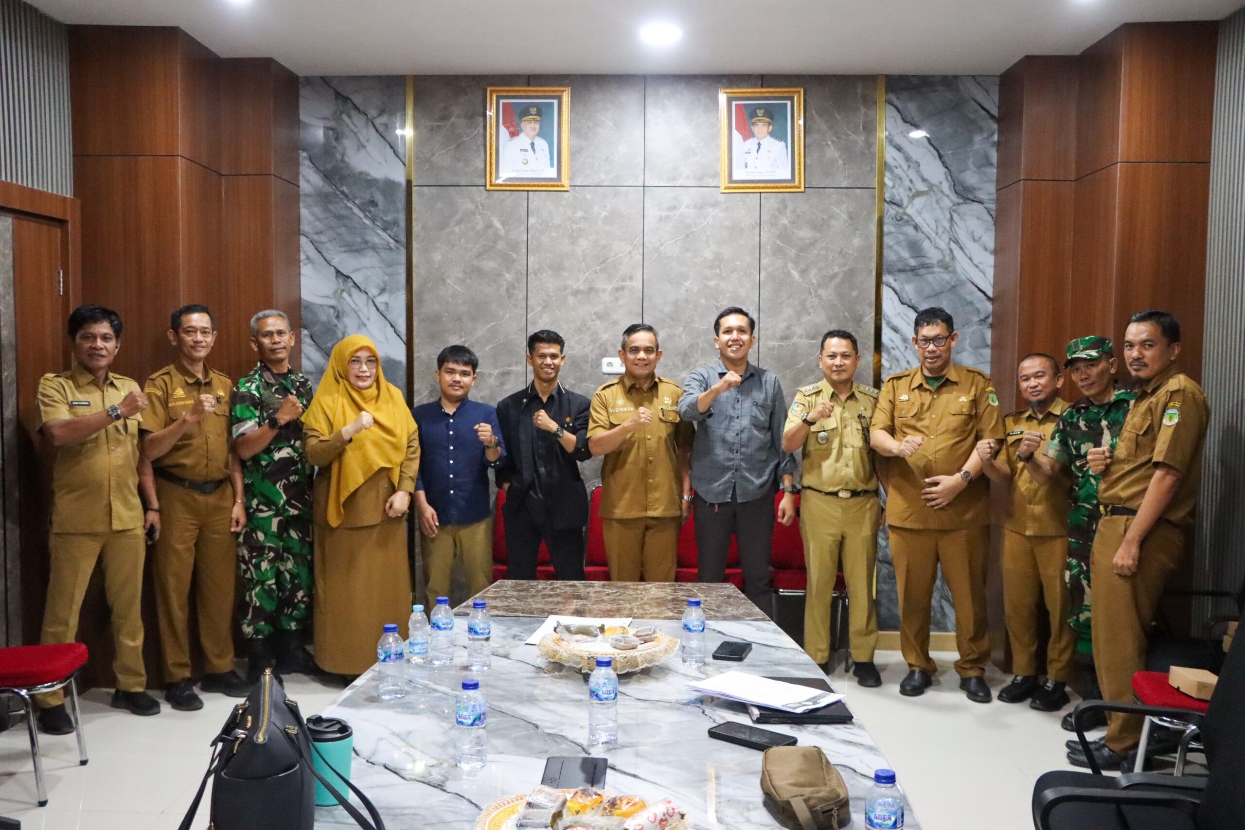 Perwakilan FOSHIL bersama jajaran Pemerintah Kabupaten Pinrang usai audiensi terkait pengembangan ruang terbuka hijau (RTH) di Kabupaten Pinrang.