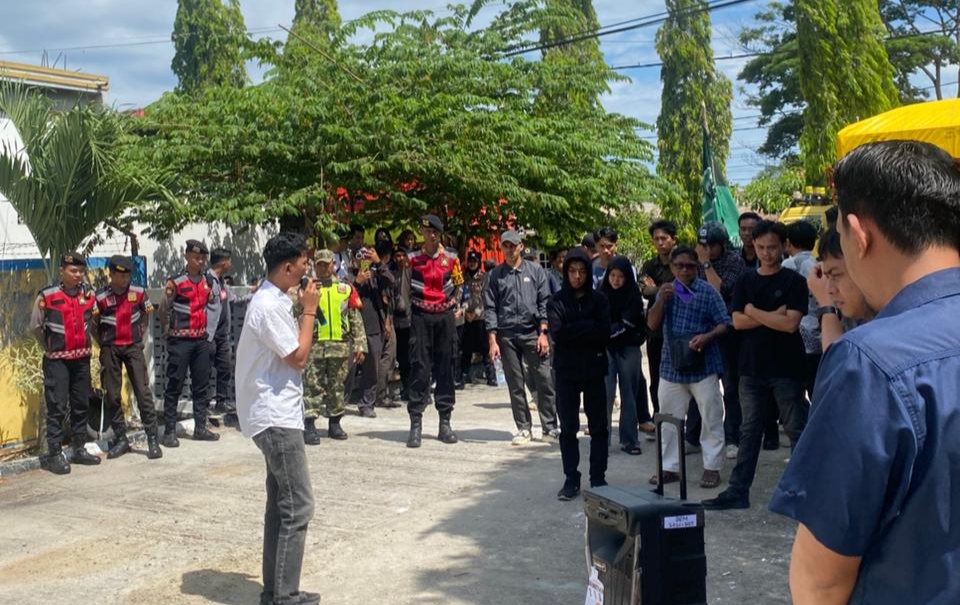 Sejumlah kader HMI Cabang Pinrang melakukan aksi demonstrasi di depan kantor Bulog Pinrang terkait dugaan penyaluran beras bantuan rusak kepada masyarakat.